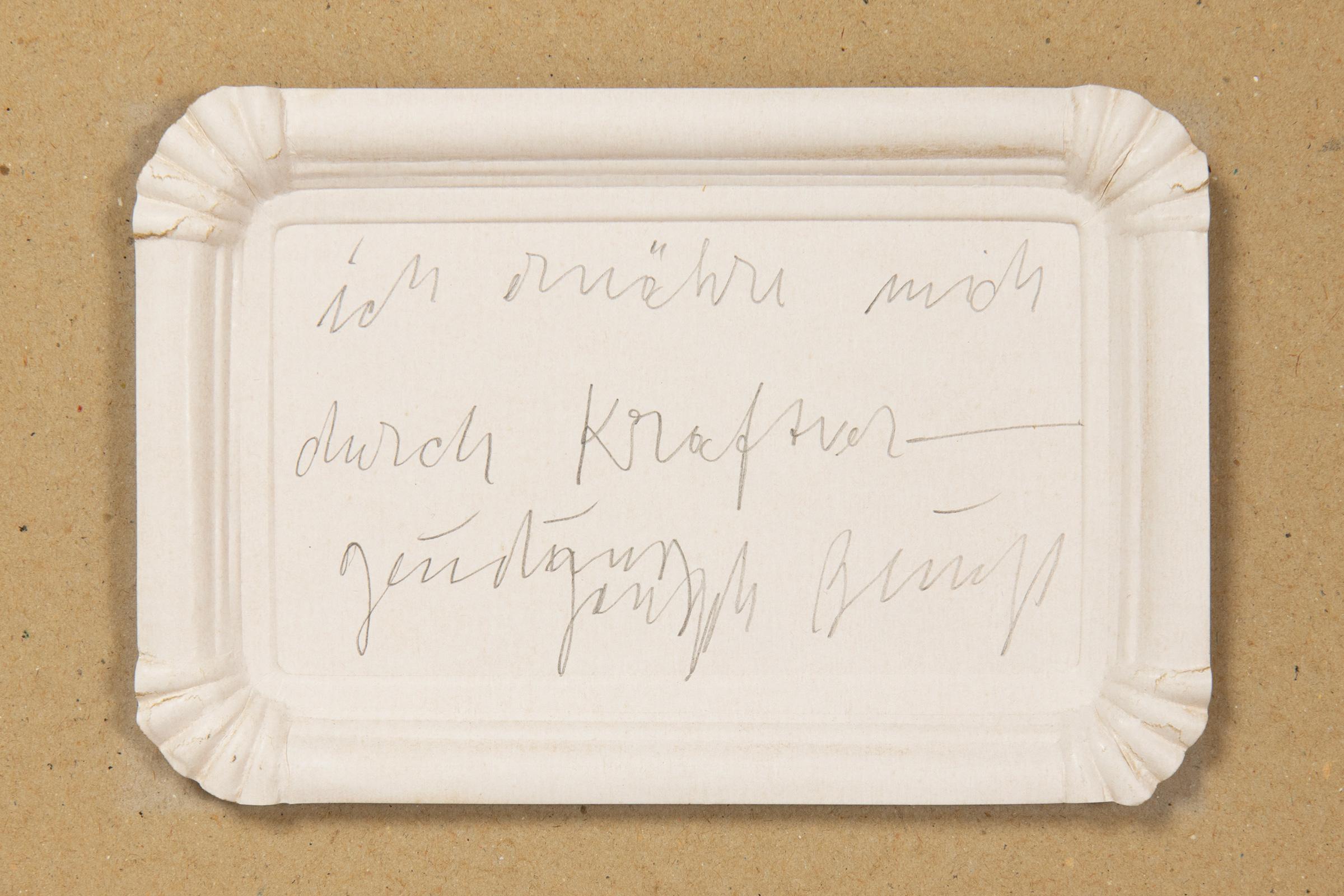 Joseph Beuys, Ich ernähre mich durch Kraftvergeudung - Bleistift auf Pappteller im Angebot 2