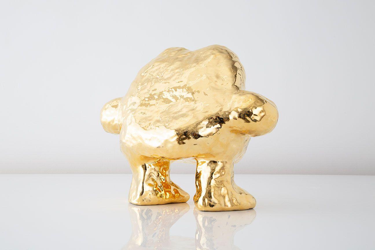 Golden Goldenes Kissing HotDog – Sculpture von Jasmin Anoschkin