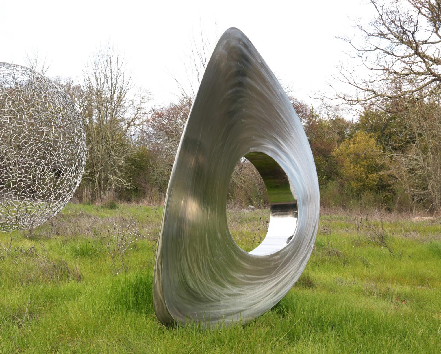 Re-Invention en acier inoxydable - sculpture minimaliste interactive d'Ivan McLean