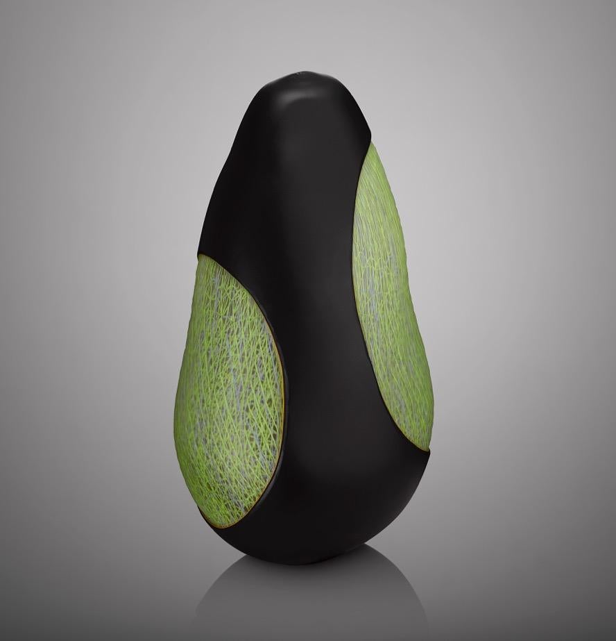 Joshua Bernbaum Abstract Sculpture – Schwarzes und grünes geschnitztes Gefäß, außergewöhnlich