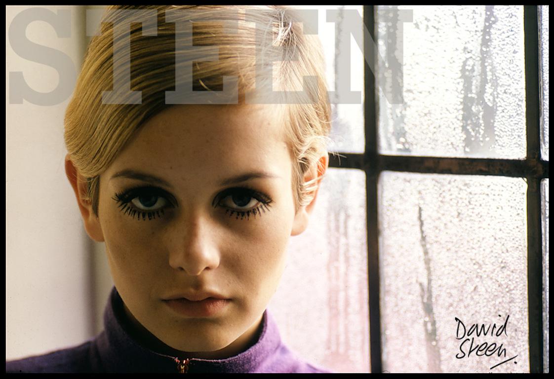 TWIGGY, À LA MAISON DAVID STEENS, SURREY, 1967. Portrait, couleur.