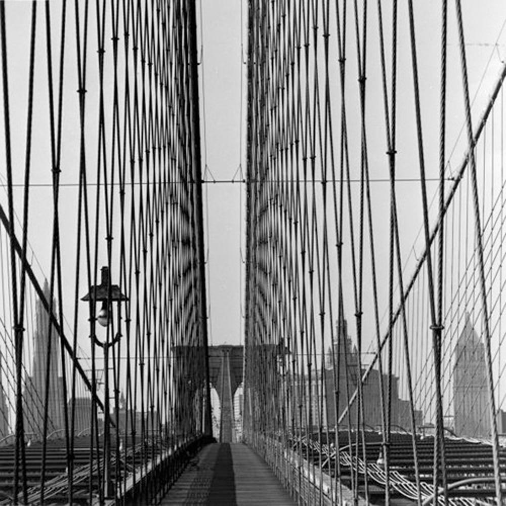 Landscape Photograph de Unknown - Cables de suspensión - Archivo Getty, Fotografía del siglo XX, Paisaje urbano