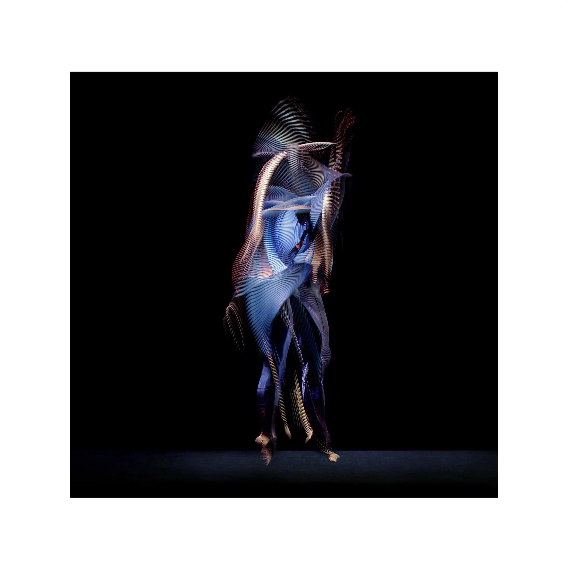 Giles Revell      Portrait Photograph – Abstrakte Tänzer, Dunkelblau, 5, 2019 von Giles Revell – Fotografie, Ballett, Schwarz