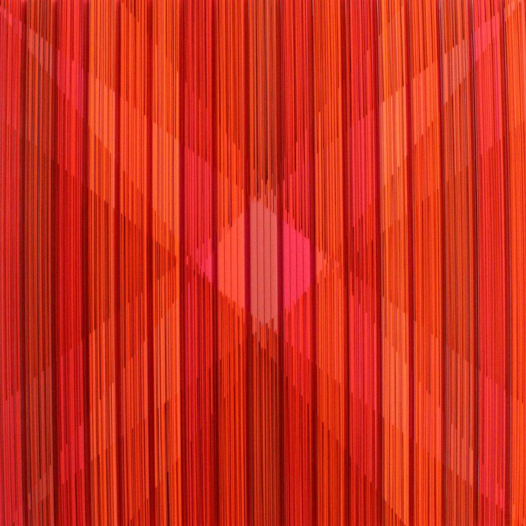 Blast - rotes abstraktes geometrisches Mixed-Media-Kunstwerk aus Acryl und Polycarbonat
