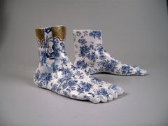 Feet - zeitgenössische Keramikskulptur:: zwei separate Stücke:: blau-goldenes Dekor