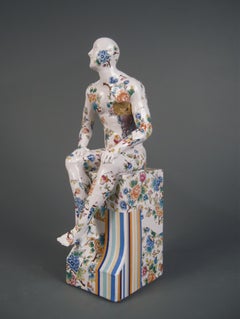 Sitzender männlicher Akt auf Pfosten (mehrschichtig gefärbt) – zeitgenössische Keramikskulptur