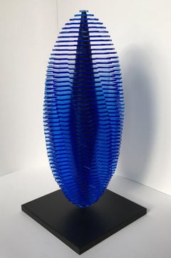Heliozentrische Welten – zeitgenössische Skulptur aus blauem, fluoreszierendem Acrylblech