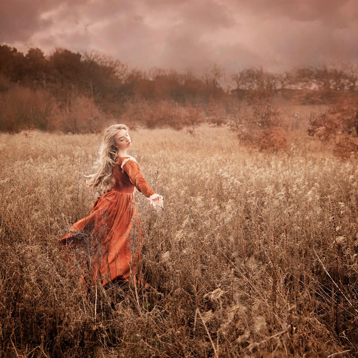 Amber Days - photographie contemporaine de figure féminine de fée en faune, nature de la prairie