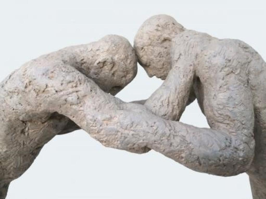 Les Lutteurs - sculpture figurative contemporaine en jesmonite et pigments de terre - Contemporain Sculpture par Manny Woodard