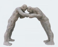 Die Wrestlers - zeitgenössische figurative Skulptur aus Jesmonit und Erdpigment