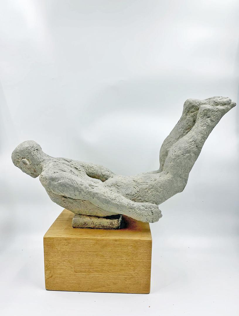 Figurative Sculpture Manny Woodard - The Flying Man - sculpture figurative contemporaine en jesmonite