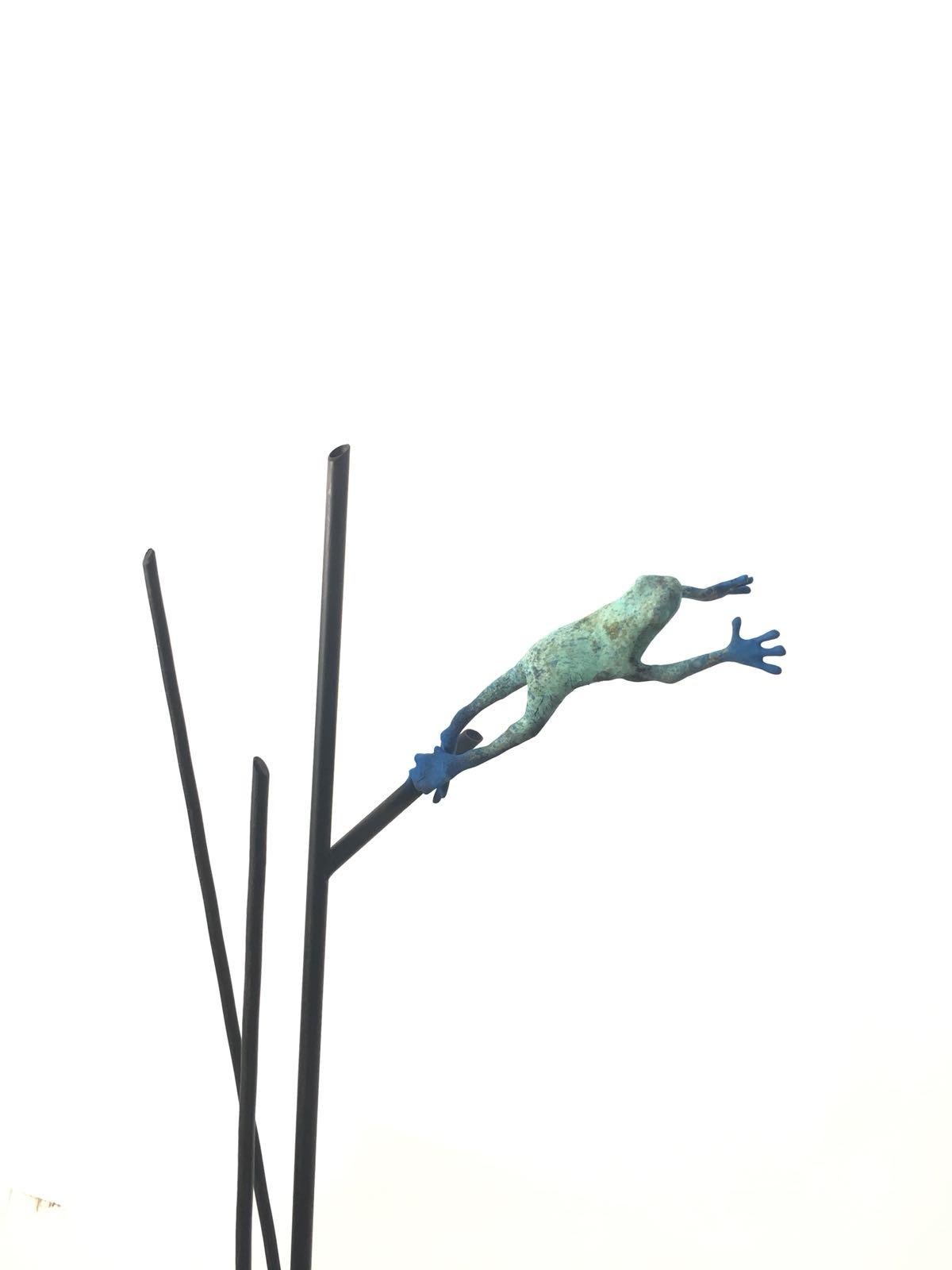 Javier de la Rosa Figurative Sculpture - Dardo I - contemporary, animal sculpture, bronze, patina and iron, 21st C.