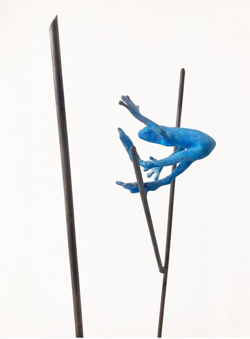 Dardo II - contemporary standing frog sculpture bronze patina and iron - Sculpture by Javier de la Rosa