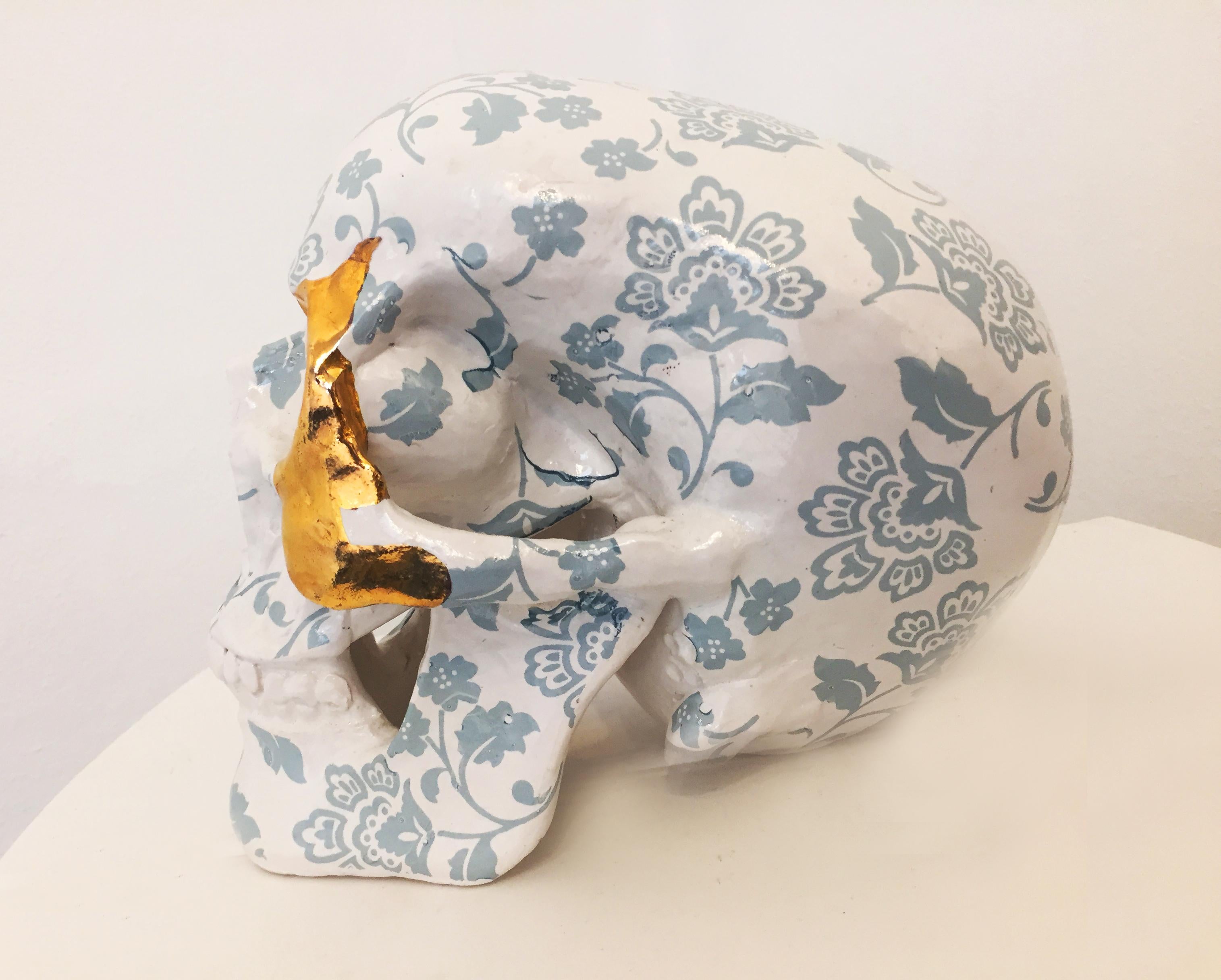 Floral Skull - light blue - Sculpture by Pierre Williams