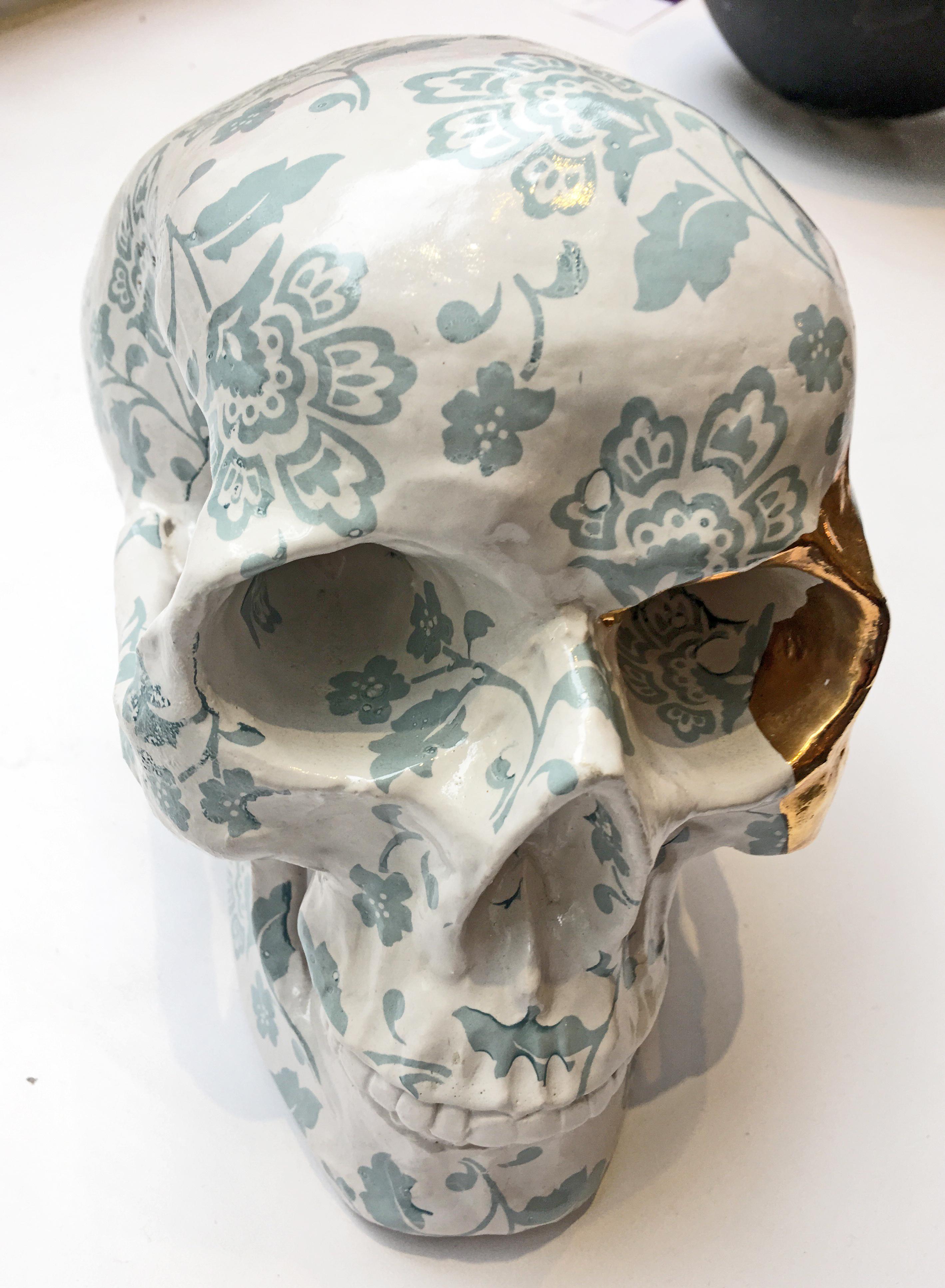 Floral Skull - light blue - Black Figurative Sculpture by Pierre Williams