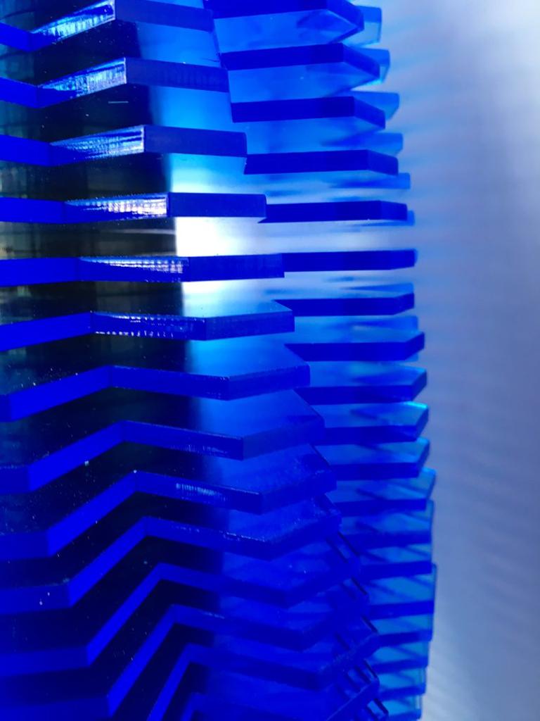 Heliozentrische Welten – zeitgenössische Skulptur aus blauem, fluoreszierendem Acrylblech im Angebot 2