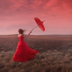 Gefangen vom Wind - zeitgenössische Fotografie weibliche Figur in rotem Kleid Natur