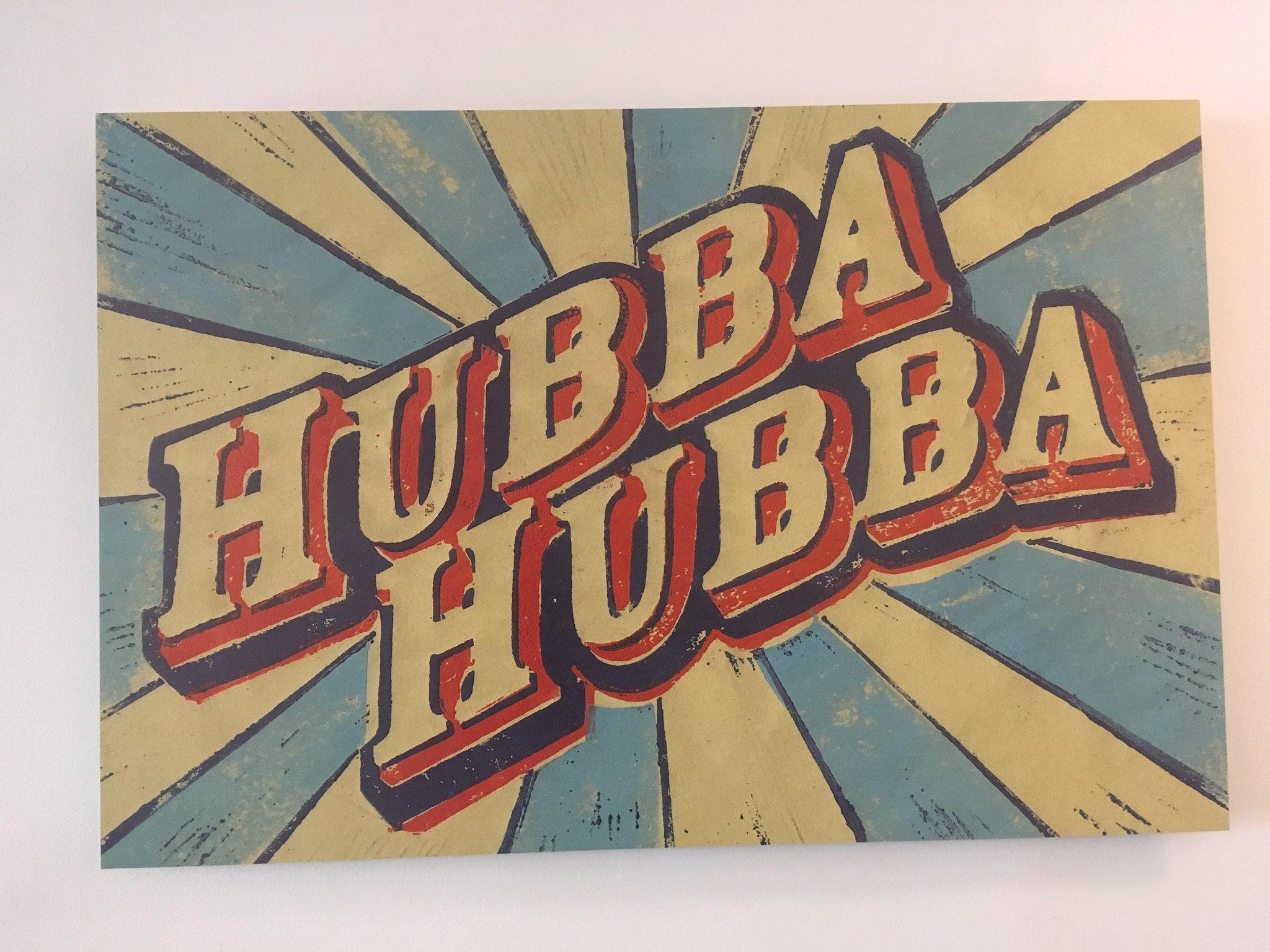 Hubba -  Pop-Art-Schreibtisch aus leuchtendem, farbenfrohem Aluminiummetalldruck  (Zeitgenössisch), Print, von Shelley Dyer-Gibbins