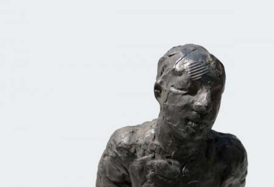 Between Shore and Sea - sculpture contemporaine en bronze et résine graphite - Sculpture de Manny Woodard