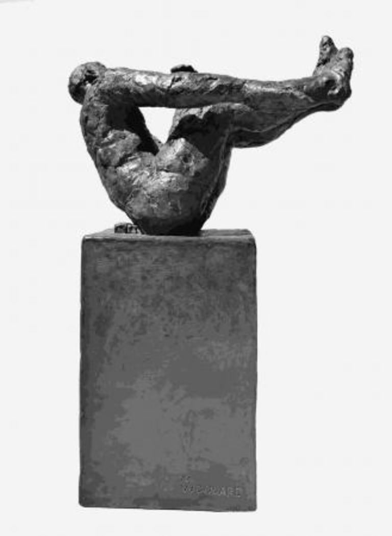 Une pièce de ciel - sculpture figurative contemporaine en bronze et résine graphite - Contemporain Sculpture par Manny Woodard