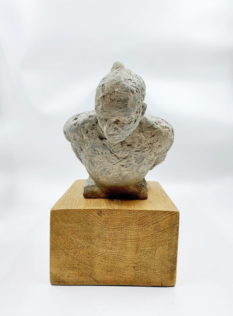 The Flying Man - sculpture figurative contemporaine en jesmonite - Sculpture de Manny Woodard