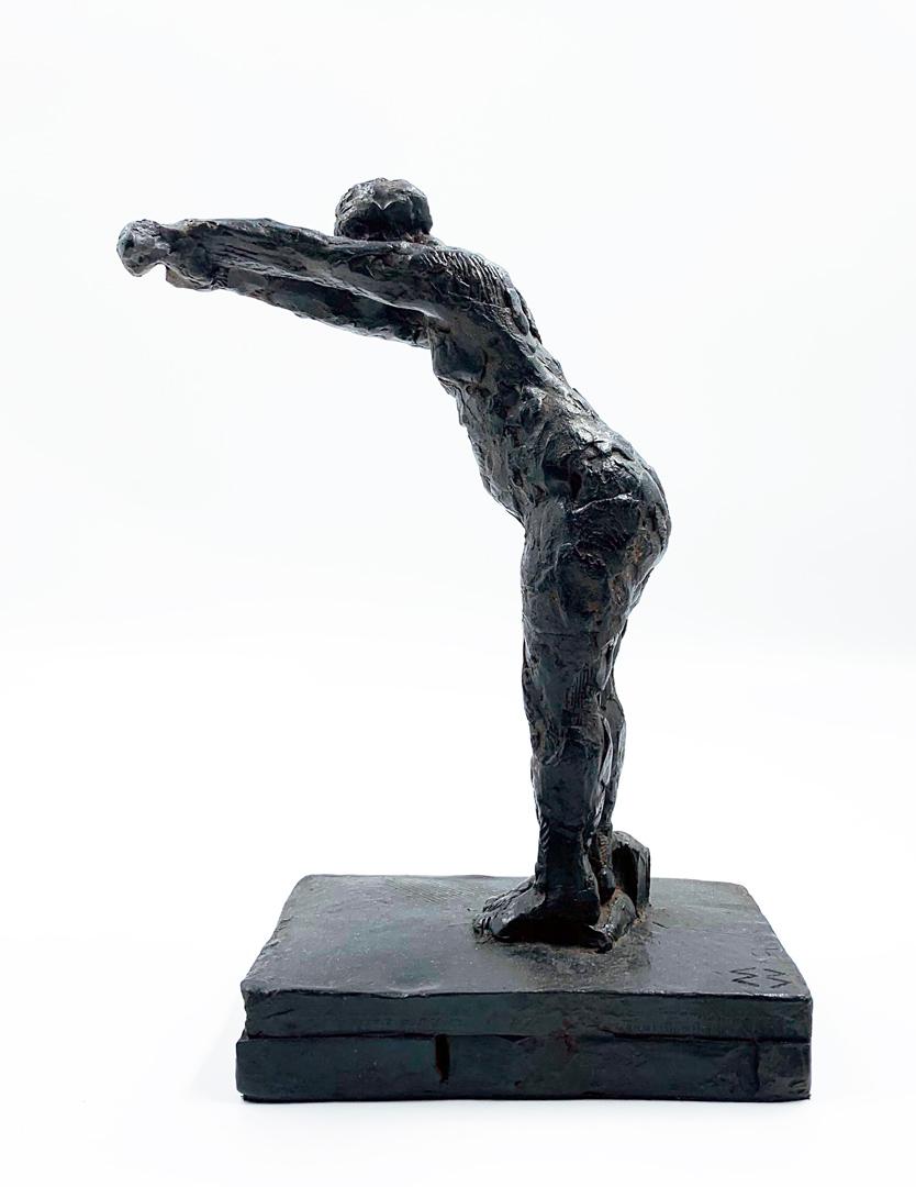 Dancing with my Handtasche - zeitgenössische figurative Bronzeskulptur (Zeitgenössisch), Sculpture, von Manny Woodard