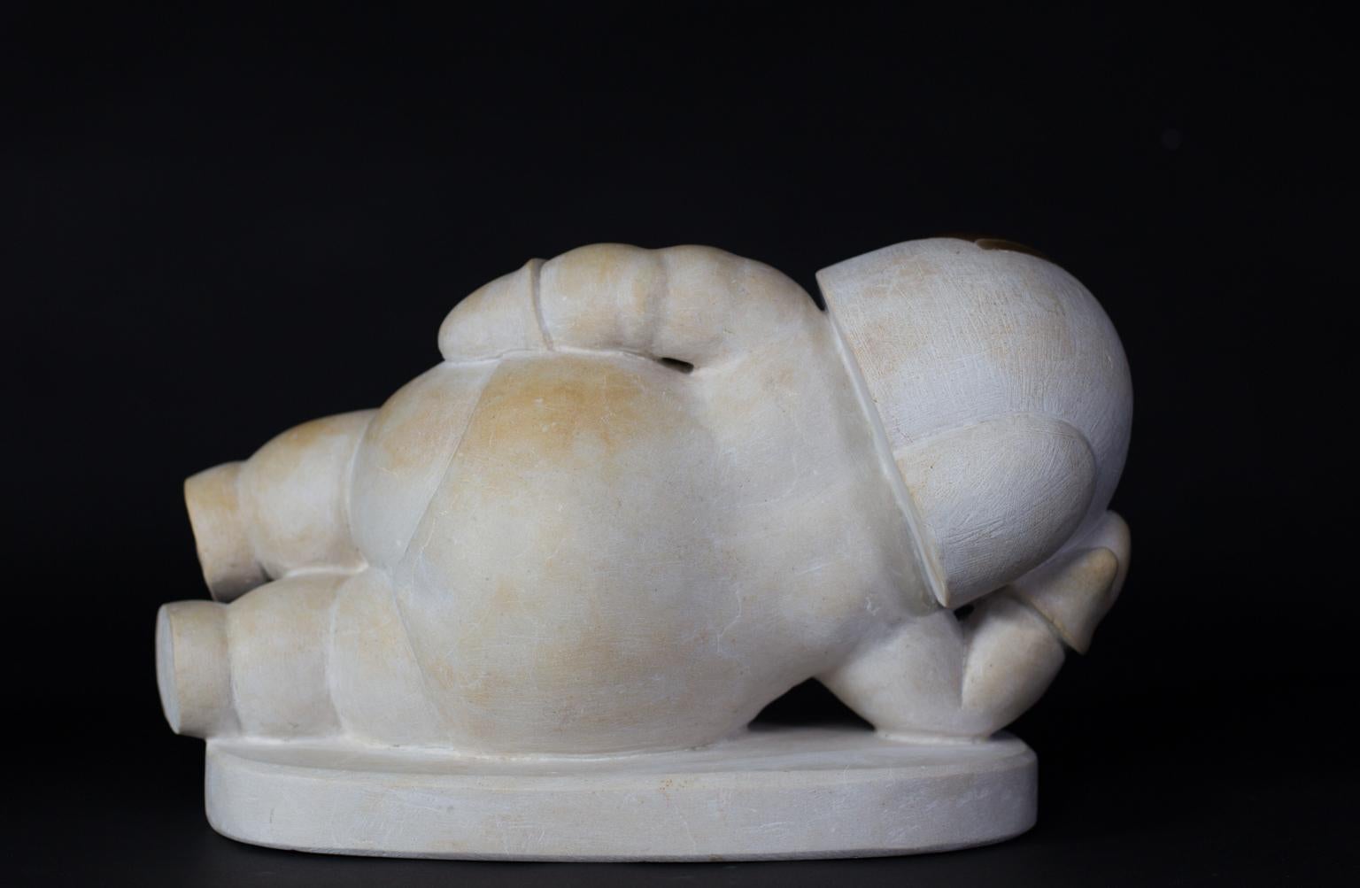 New Age Explores. Nº 6 Venus. Figurative Marble Sculpture by Mario Romero
Technique: Sculpted stone 
Material: Alabaster and Cream marble.
Measures: 22 H x 37 W x 19 D cm
Weight: 18.0kg

The treatment of the volume, accompanied by fine and subtle