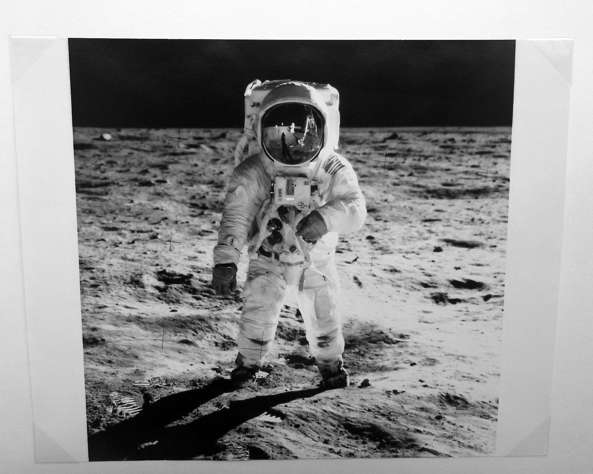 Un tirage noir et blanc 11 x 14 de Buzz Aldrin à partir du négatif original avant que la NASA n'ajoute "plus" d'espace en haut de l'image, ce qui est une version plus courante de Visor. Les tirages 11 x 14 à la gélatine argentique de la NASA ont été