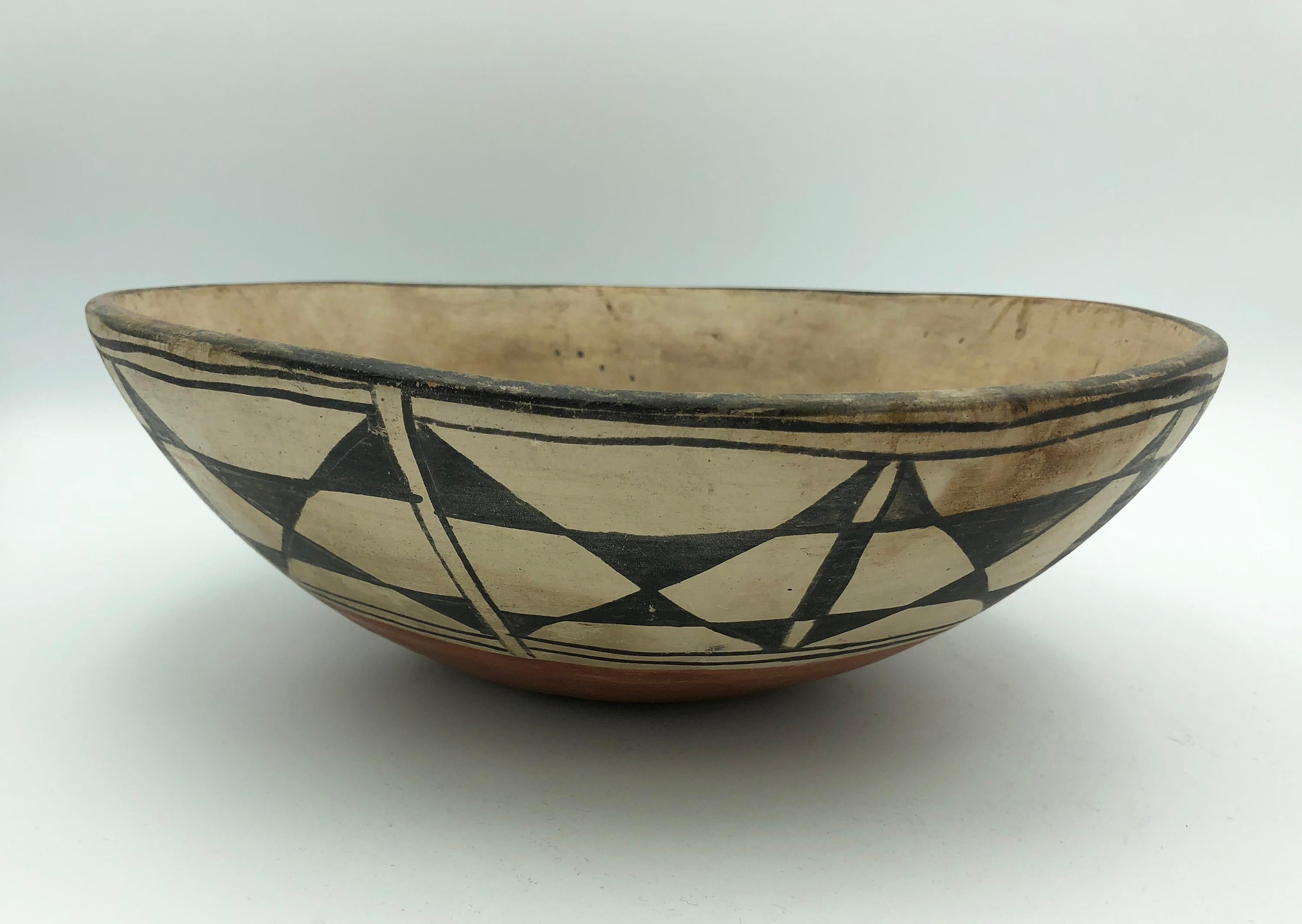 Poterie historique de San Ildefonso Pueblo - Géométrique abstrait Art par San Ildefonso Pottery