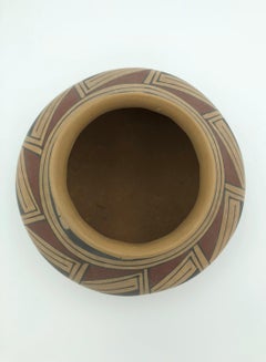 Pott mit rotem und schwarzem Motiv