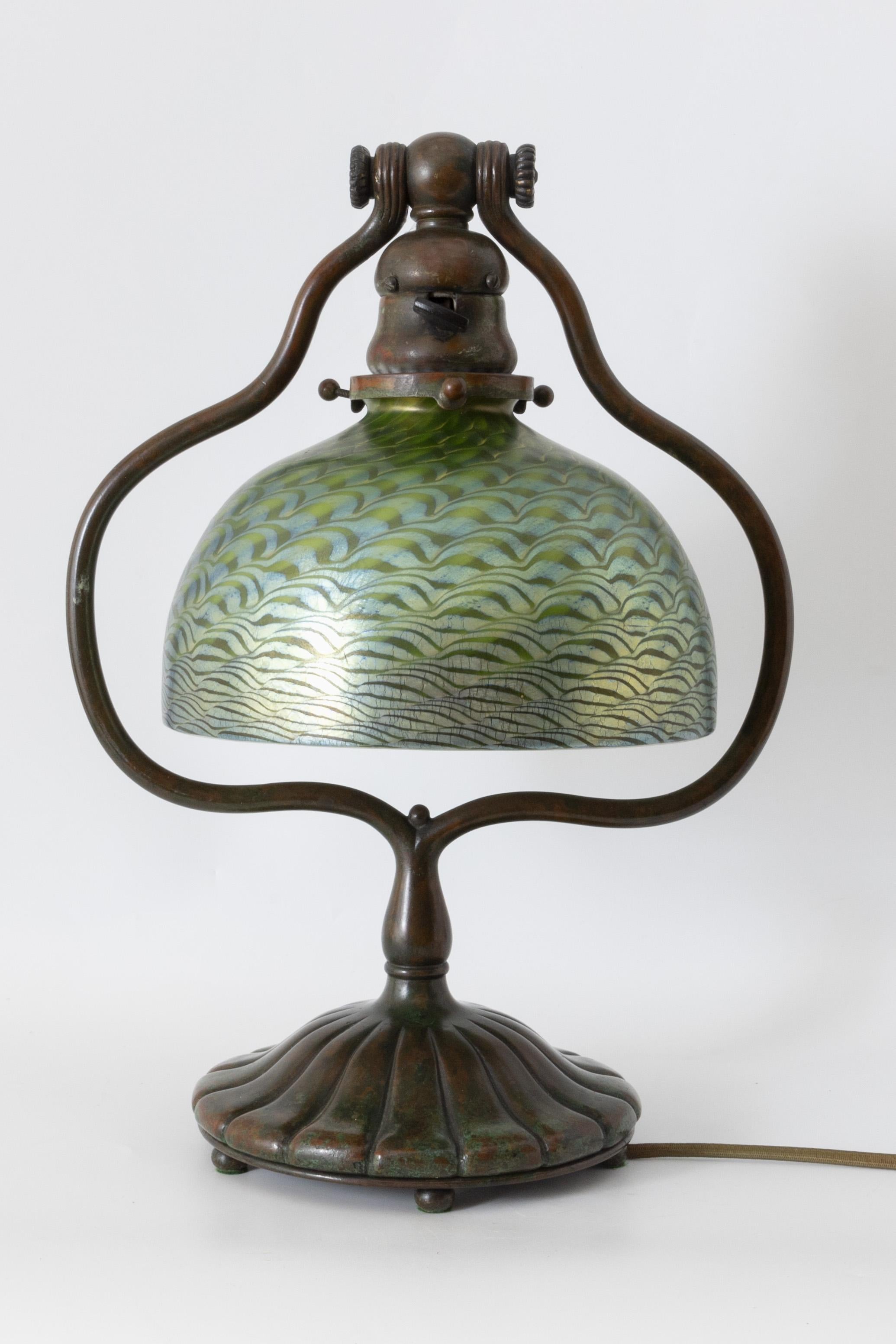 Lampada da tavolo ad arpa in damasco Favrile