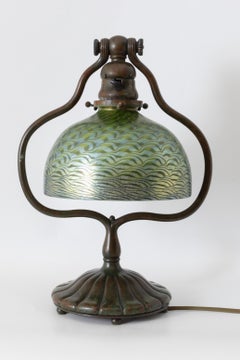 Lampada da tavolo ad arpa in damasco Favrile