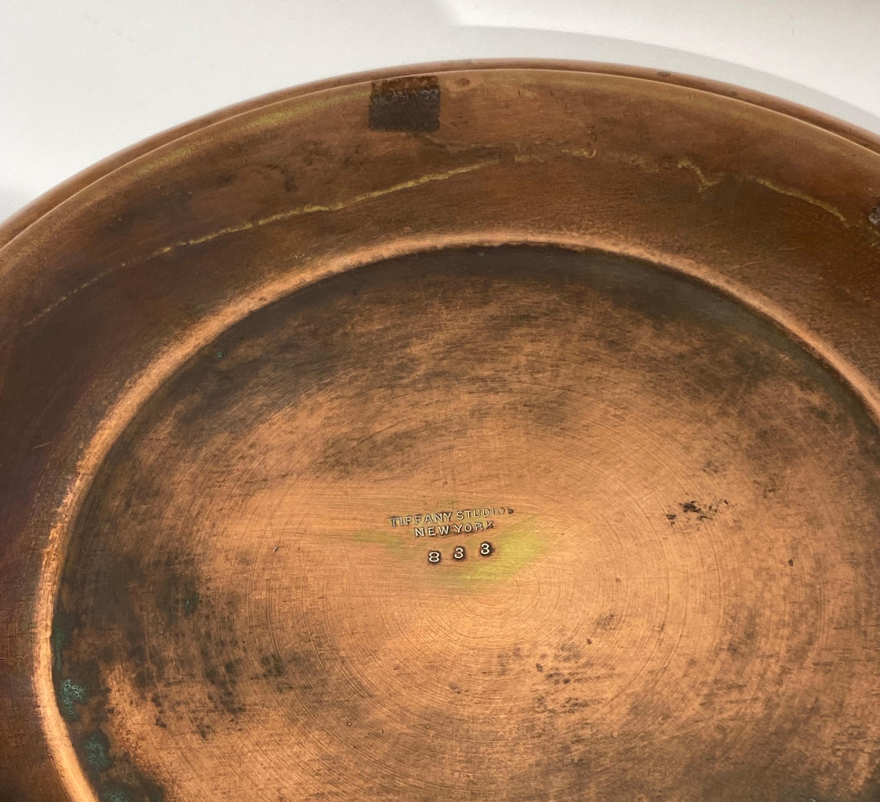 Tiffany & Co. Fioriera/giardiniera con motivo ad aghi di pino e intarsio in vetro Favrile
Circa 1914
4 pollici x 10,5 pollici 
Timbro sul fondo 