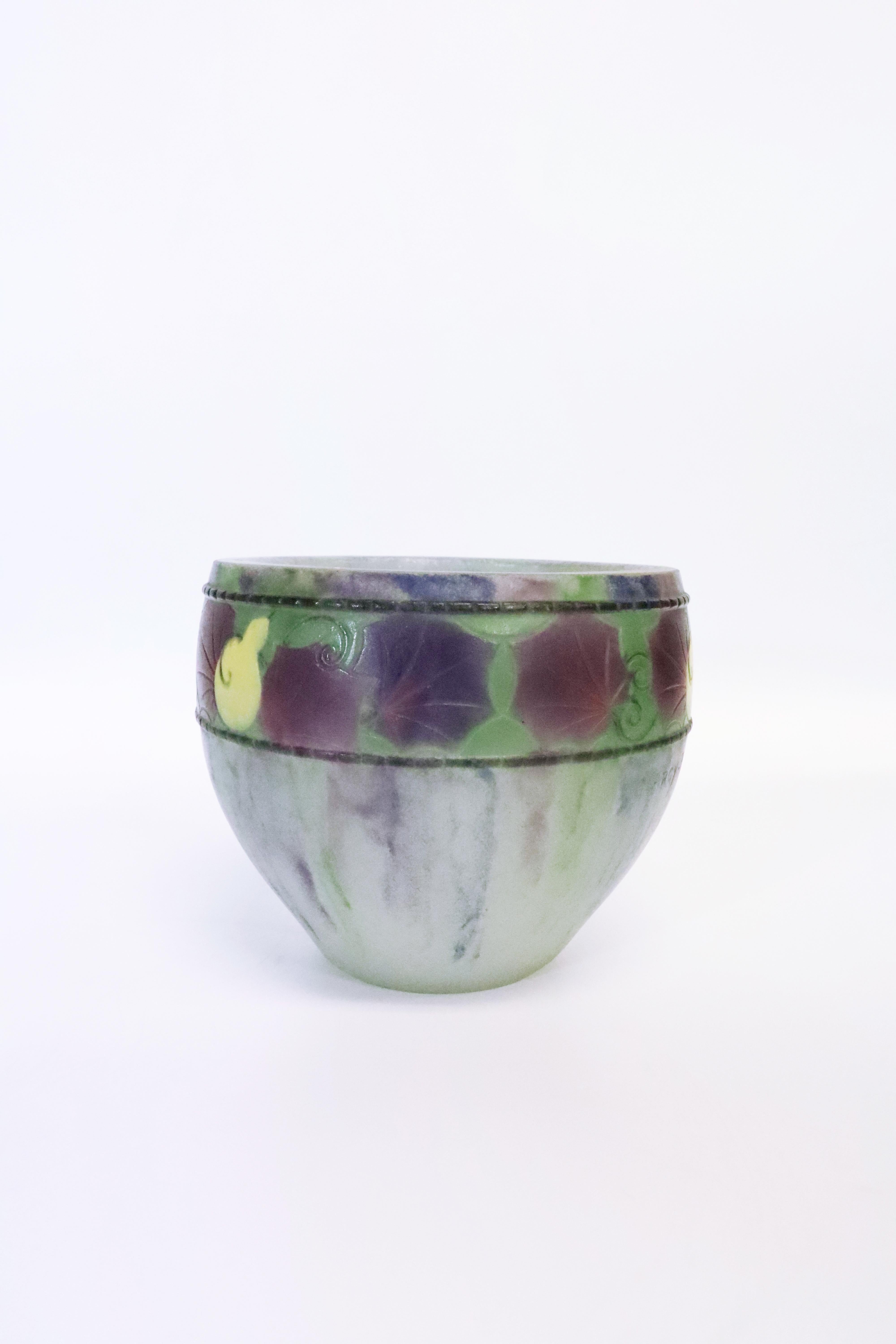 Gabriel ROUSSEAU (1885-1953)
Bol à courges c. C. C. 1922
Verre
Signé
3.75 x 4.5 pouces 



Ce bol de G. ROUSSEAU présente un aspect artisanal très particulier. La collerette du dessin montre une courge jaune avec des feuilles violettes sur un fond