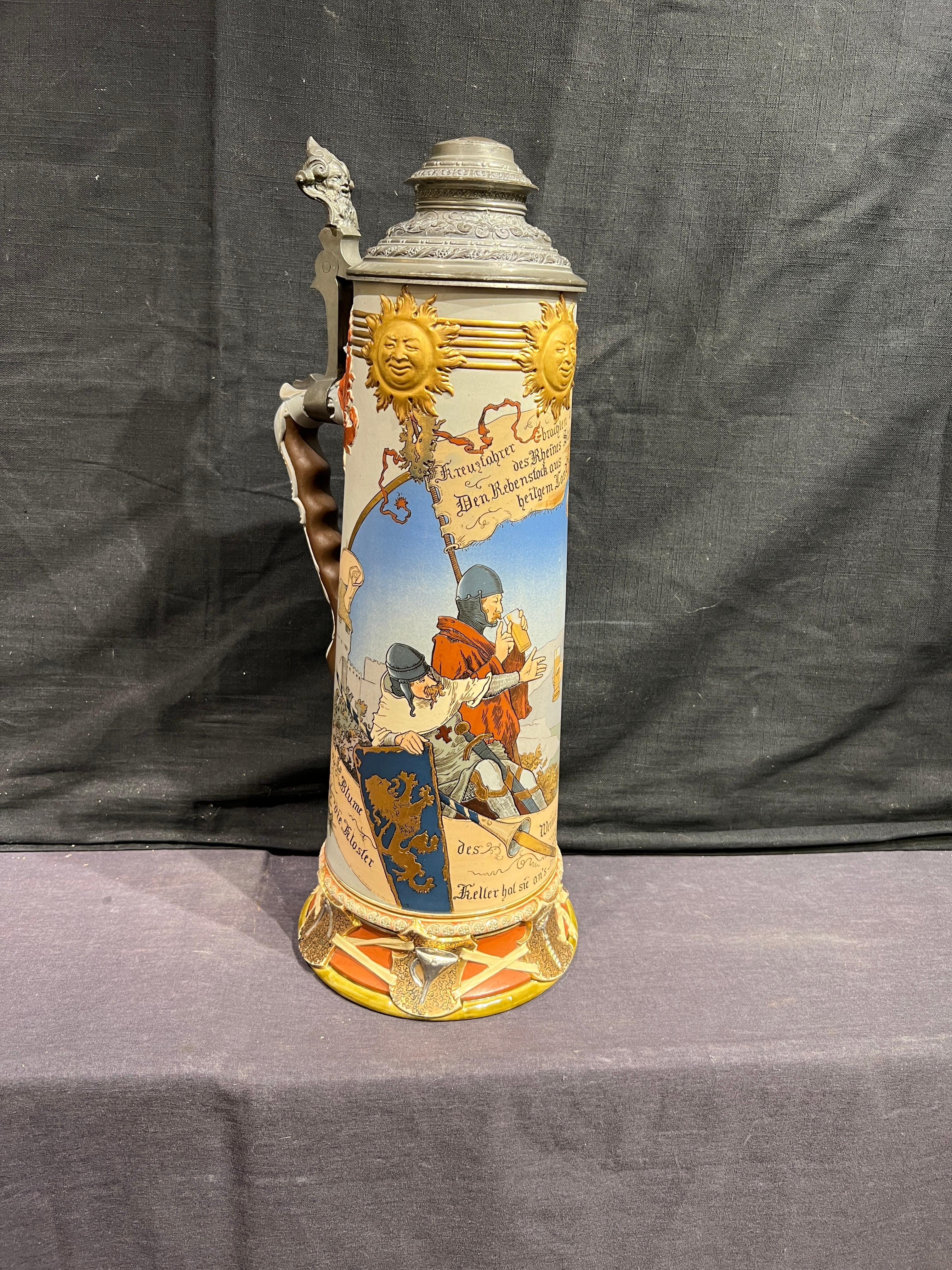 Stein à boire Mettlach Crusaders - Gris Figurative Sculpture par Heinrich Schlitt