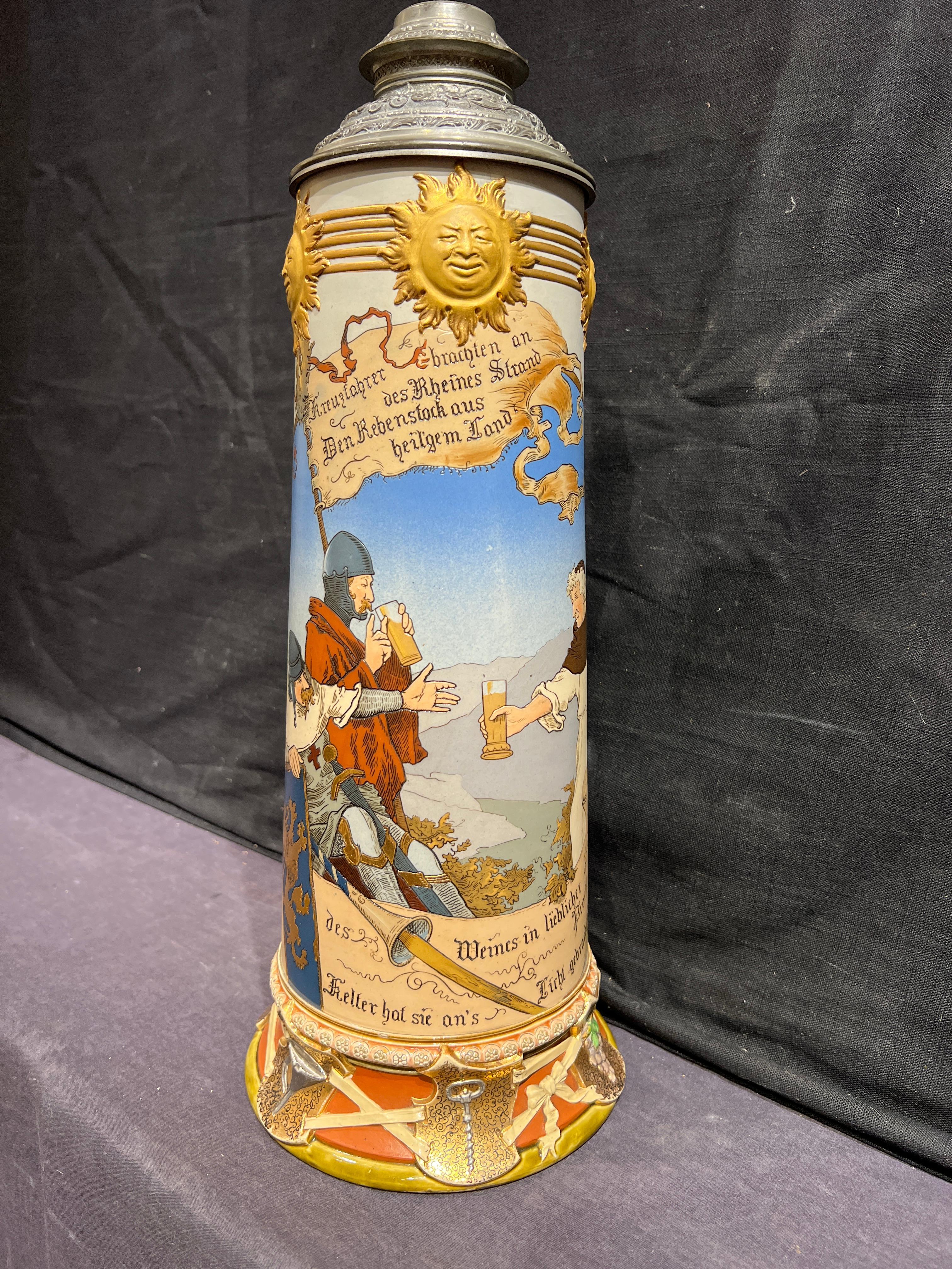 Villeroy & Boch Mettlach Crusaders Drinking Stein, fin du 19e siècle
Heinrich Schlitt (Allemand, 1849-1923)
Modèle n°2122
Estampillé et marqué sur le fond
Signé le long de la base
Céramique peinte avec couvercle en étain
19 x 7,5 pouces

Heinrich