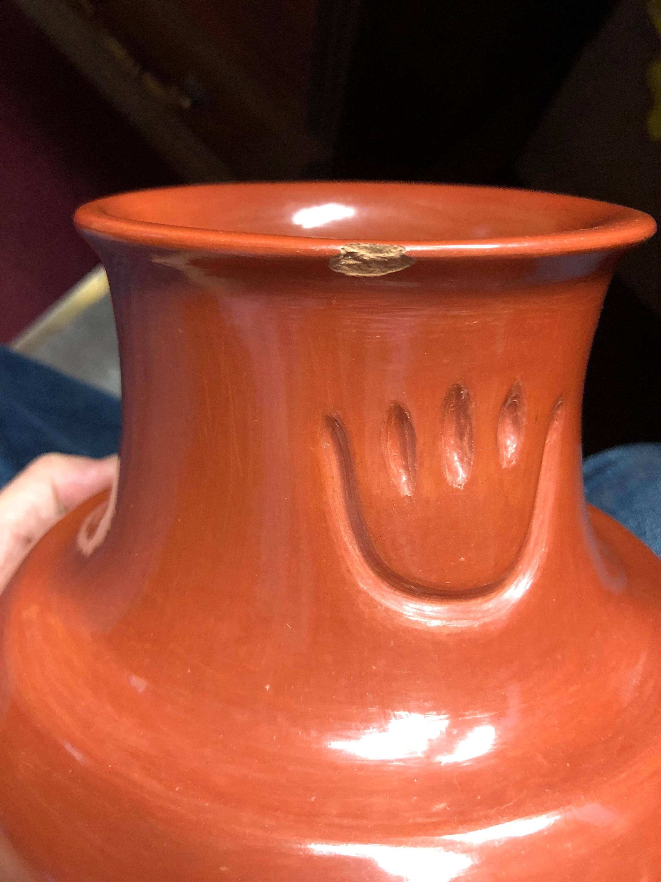 Poterie de Santa Clara Pueblo, pot en faïence rouge en vente 3