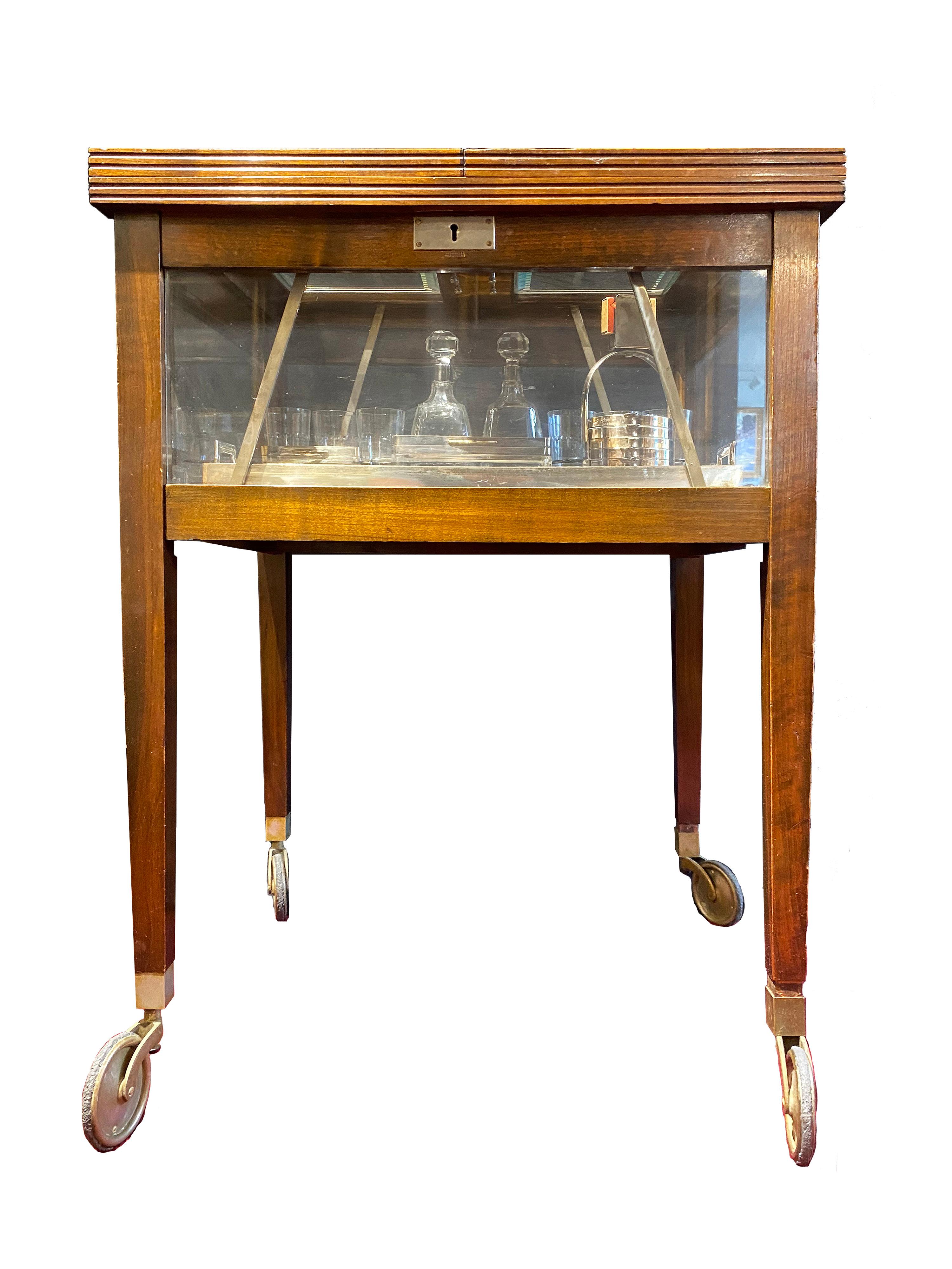 Meuble de rangement mécanique pour boissons et fumeurs de style George III (convert à la table) en vente 1