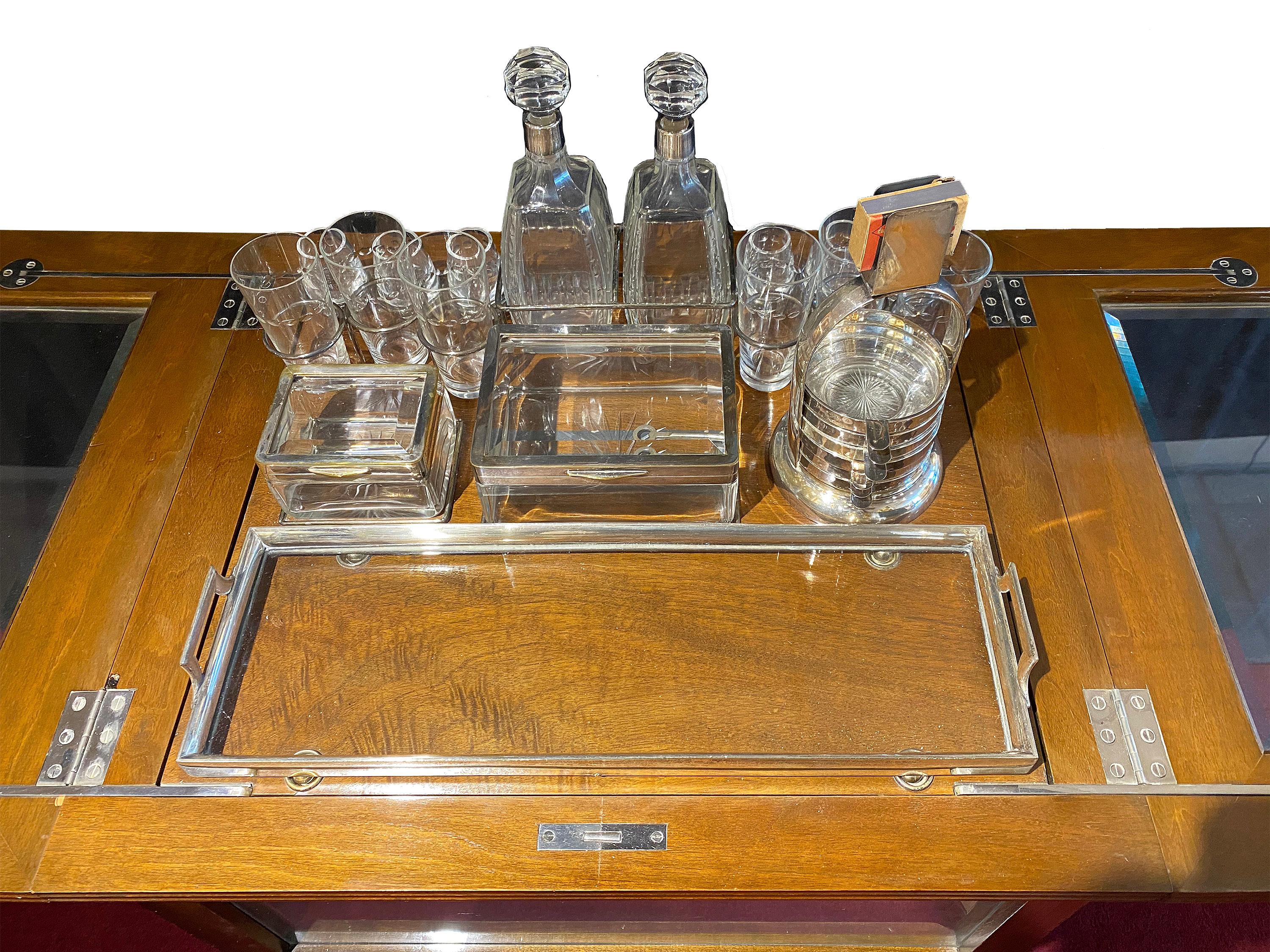 Style George III 
Armoire à boissons et à tabac (convertible en table)  c. fin du 19e/début du 20e siècle
Bois, argent, verre
environ 30,5