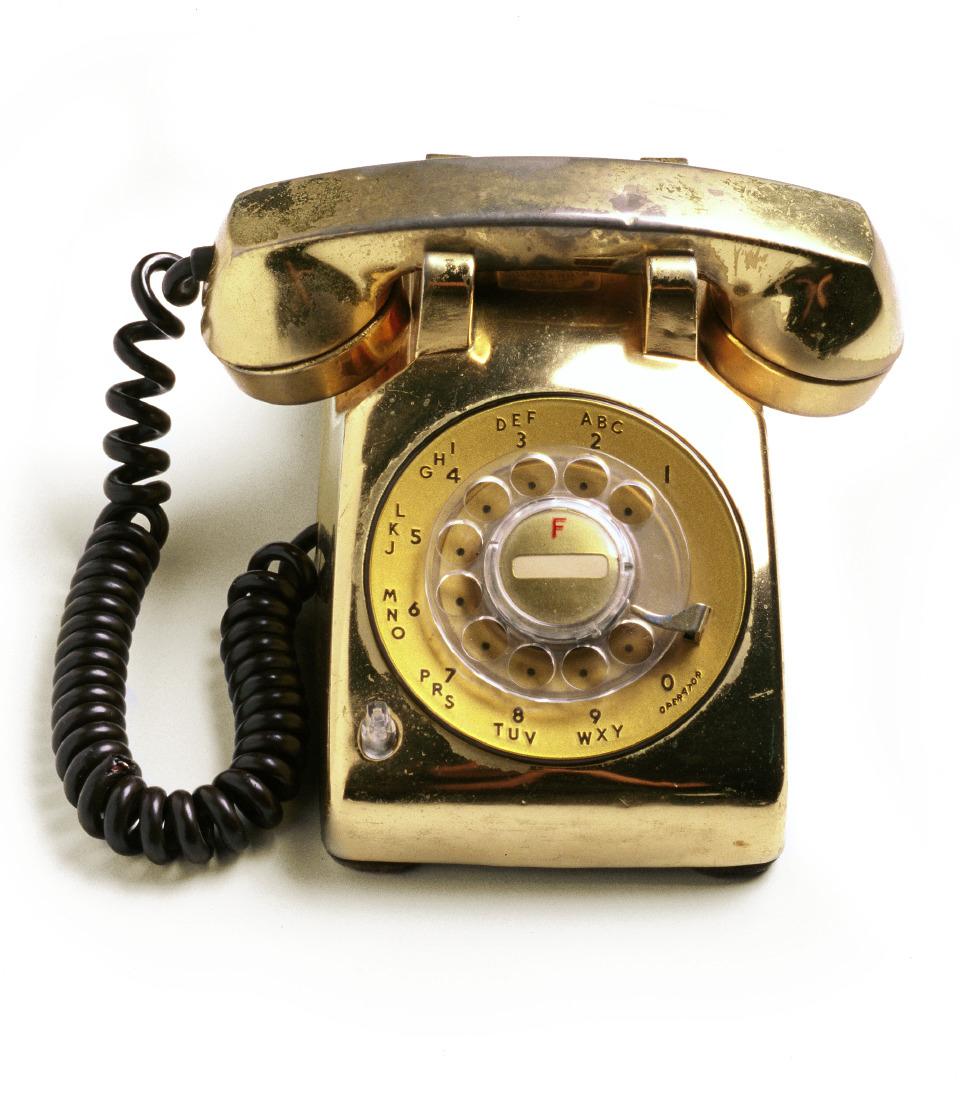 Color Photograph Jeff Scott - Telephone de chevet Elviss doré