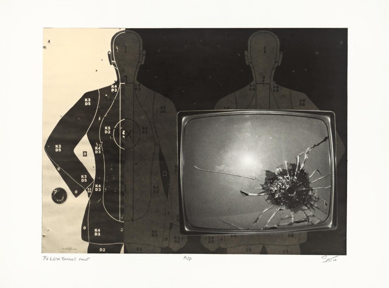 Color Photograph de Jeff Scott - TV de Elvis con agujero de bala