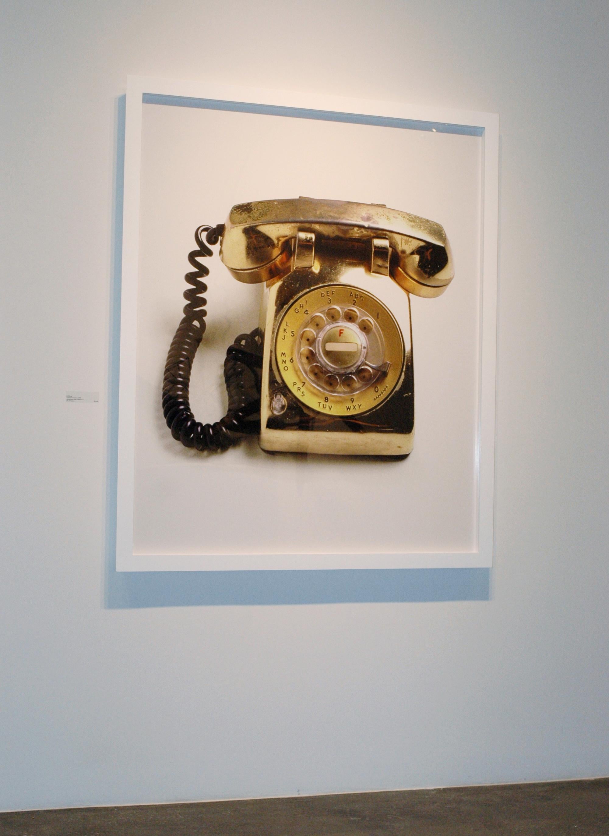 Telephone de chevet Elviss doré - Photograph de Jeff Scott