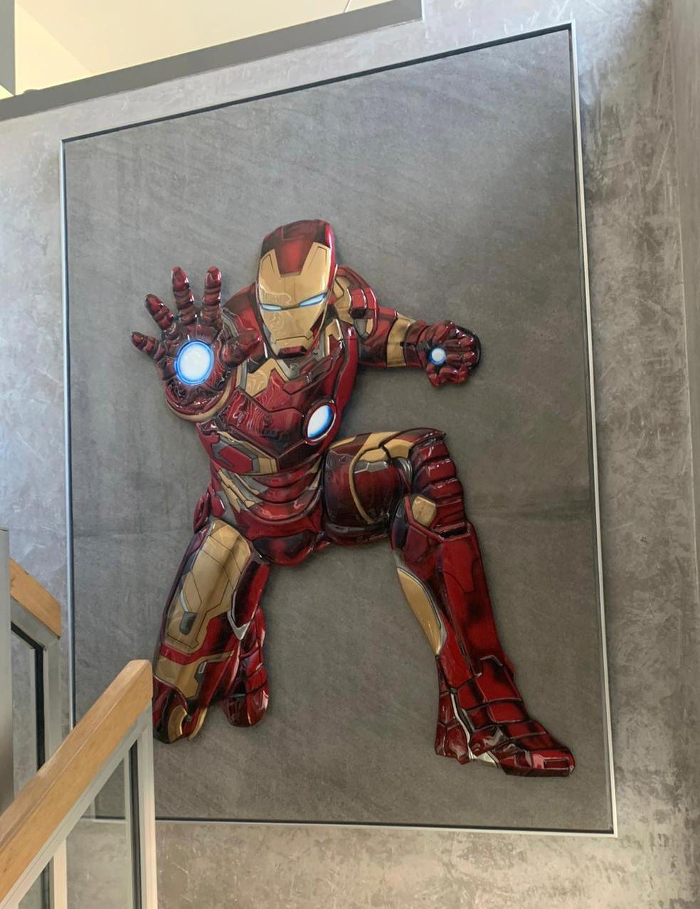 Iron Man, Mixed Art, Pop Art, Stahl, Marmor, 3D-Kunst (Pop-Art), Mixed Media Art, von Helmut Lutter