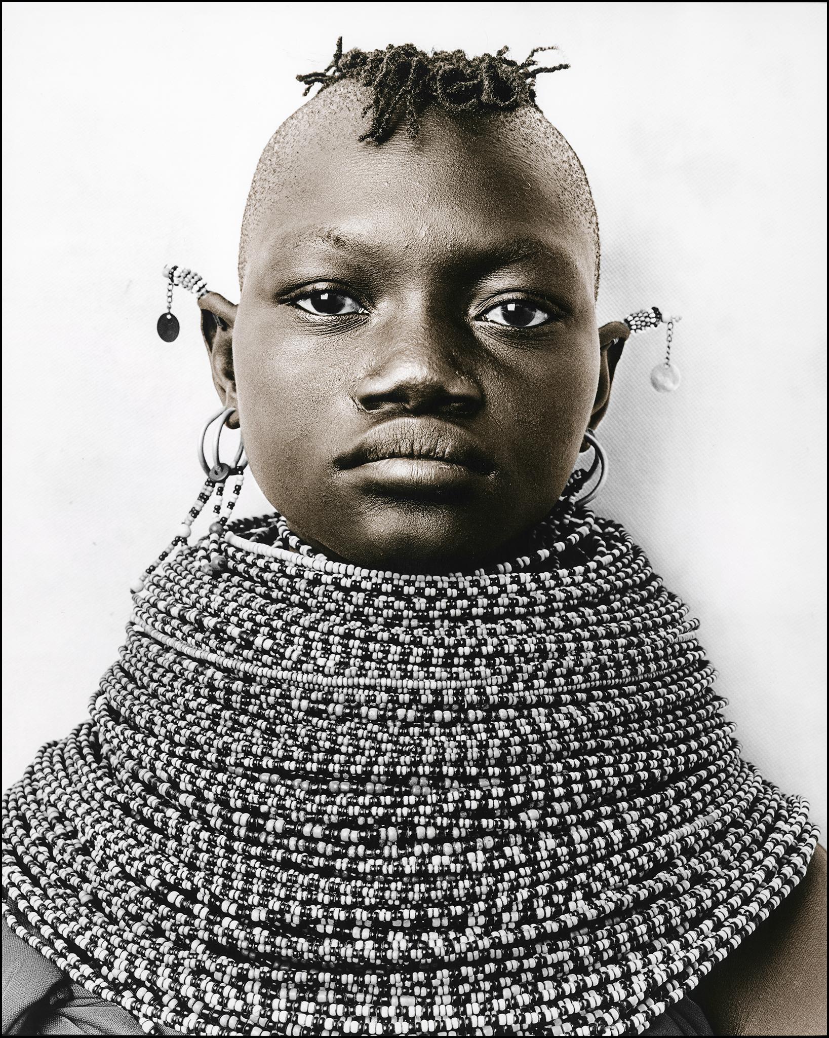 Jan C. Schlegel Portrait Photograph – Raila (13), Turkana, Kenya, Silbergelatinesilber, Fotografie, Zeitgenössisch