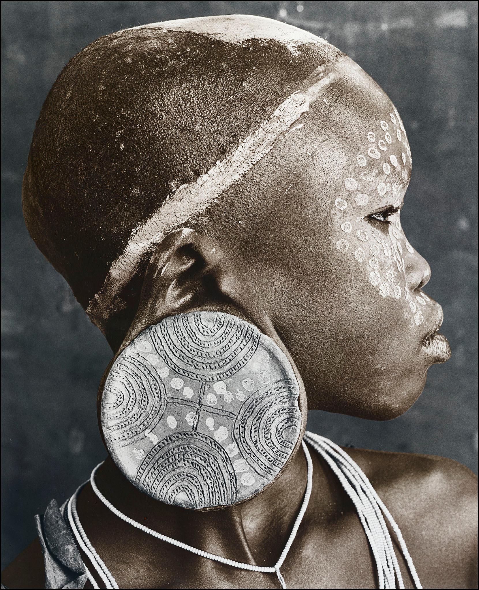 Portrait Photograph Jan C. Schlegel - Nale (18), Suri, Éthiopie, gélatine d'argent, photographie, contemporaine
