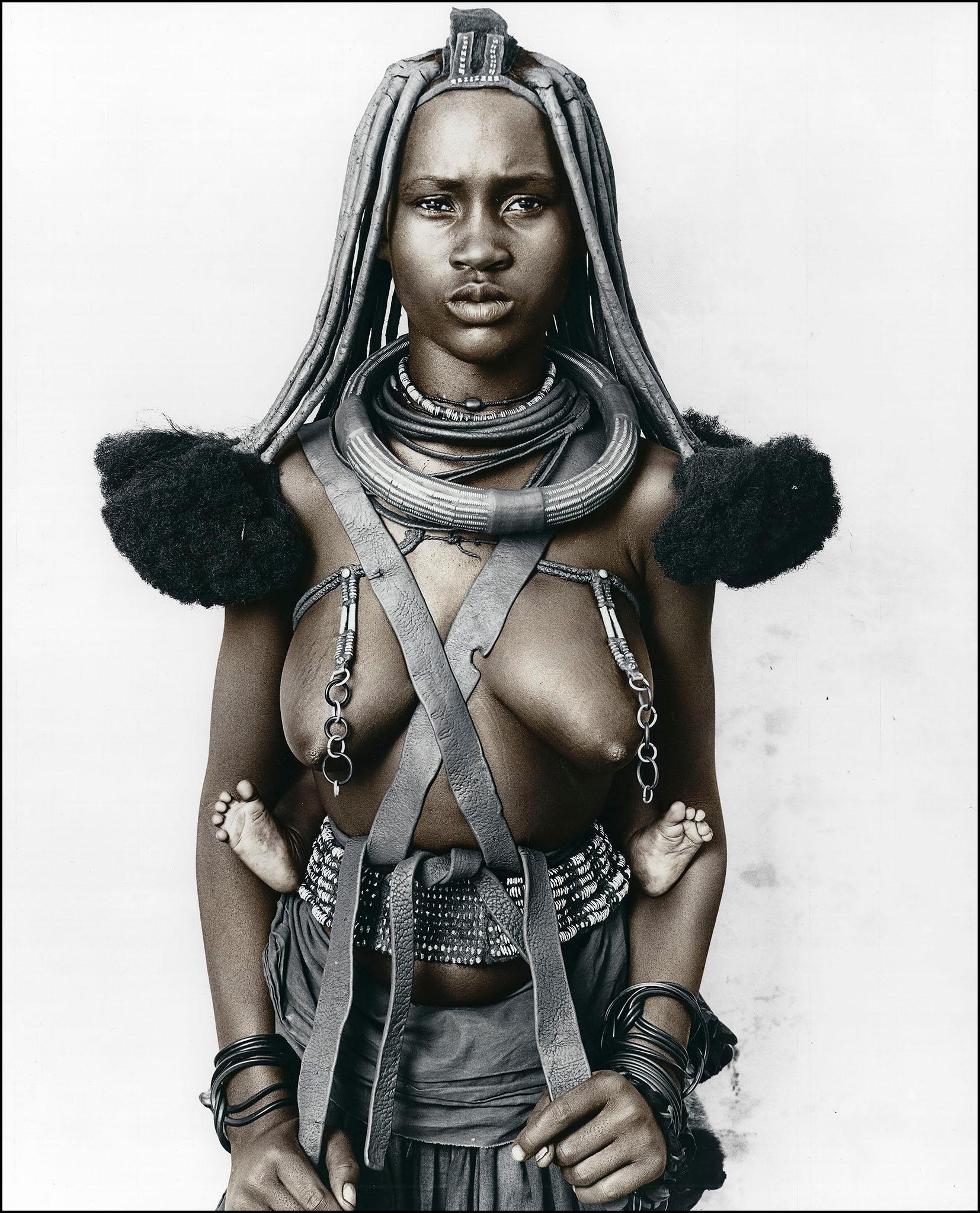Jan C. Schlegel Portrait Photograph – Hembinda (19), Himba, Namibia, Silbergelatines, Fotografie, Zeitgenössisch