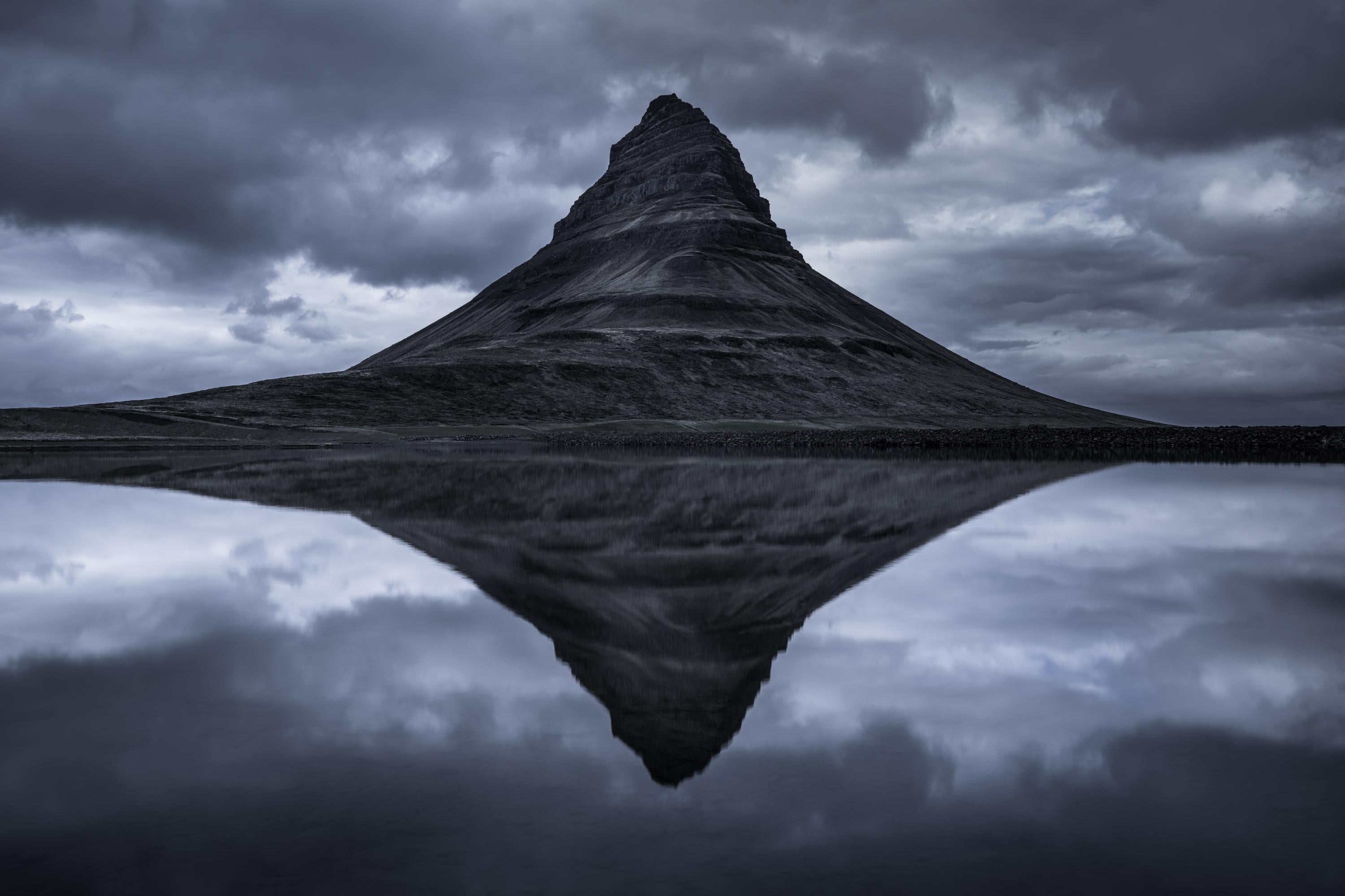 Tom Jacobi Landscape Photograph – Peaceful Mind, Kirkjufell Island 2015 Landschaft, Fotografie