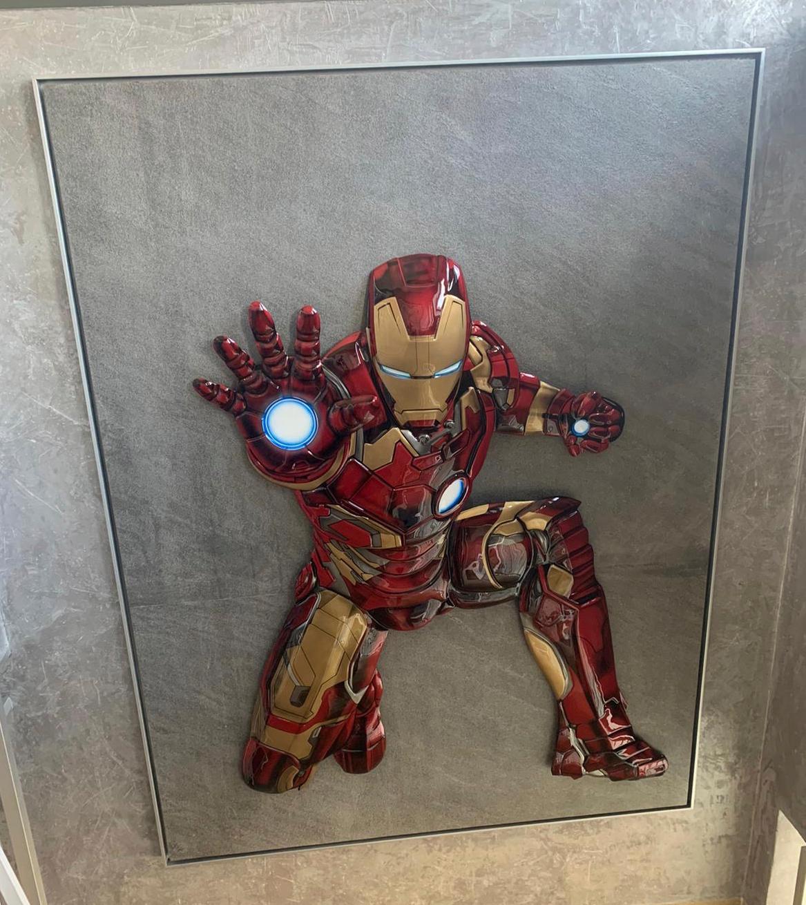 Iron Man, Mixed Art, Pop Art, Stahl, Marmor, 3D-Kunst – Mixed Media Art von Helmut Lutter