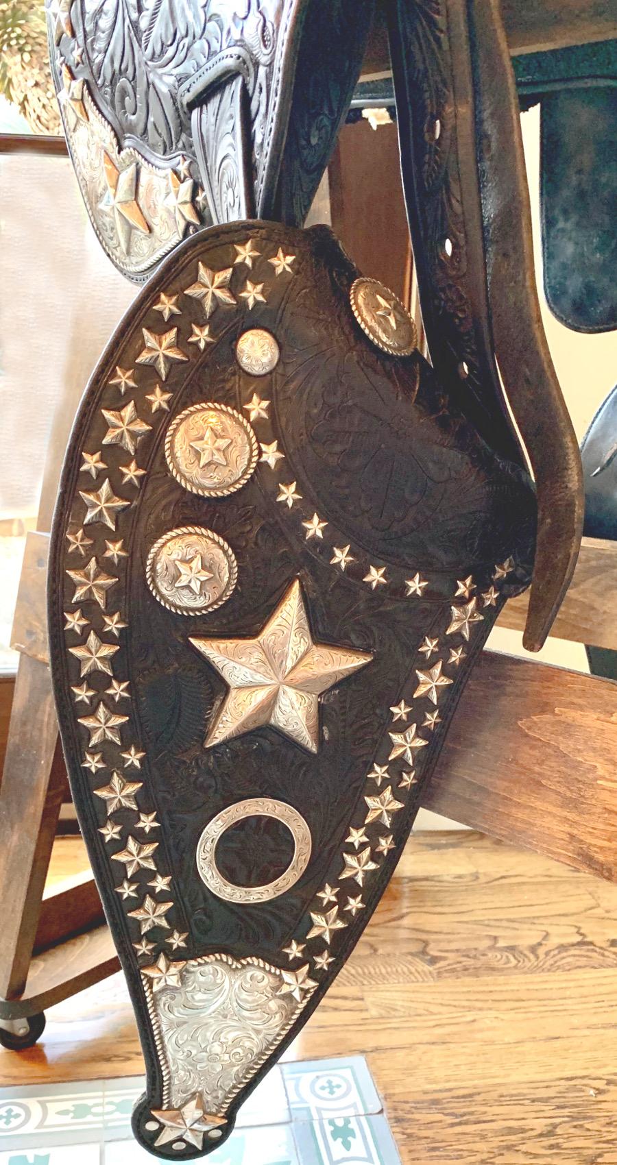 Sella da parata montata in argento di Edward Bohlin.   Pelle nera.  Grande francobollo Bohlin.  Sella da cowboy, sella western.  Gli anni '40 e '50 sono uno dei suoi periodi più desiderati.  Bohlin di Hollywood California.  An He realizzava tutte le
