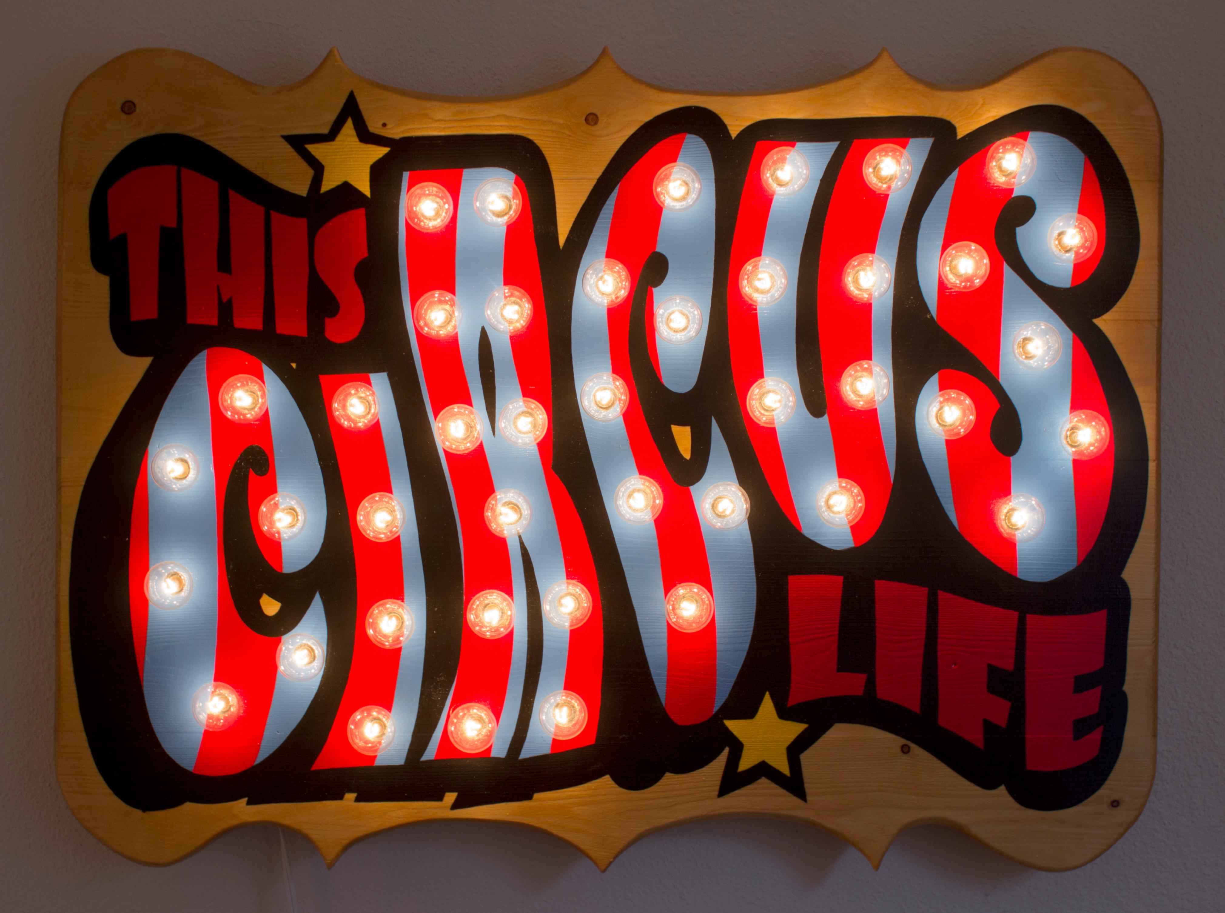 Insegna luminosa "This Circus Life" COMPLETAMENTE FUNZIONALE MARQUEE. - Art di Samuel Wilson